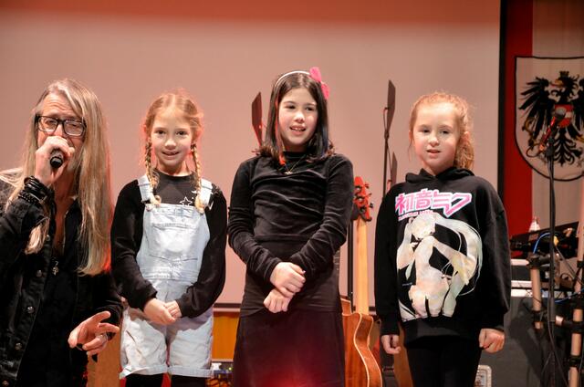 Heli Brunner mit Katelyn, Samina und Elena