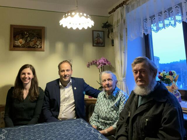 Ortsvorsteherin GR Martina Stitz, Bgm. Patrick Layr, Jubilarin Frieda Laister und Lambert Laister. | Foto: Stadtgemeinde Weitra