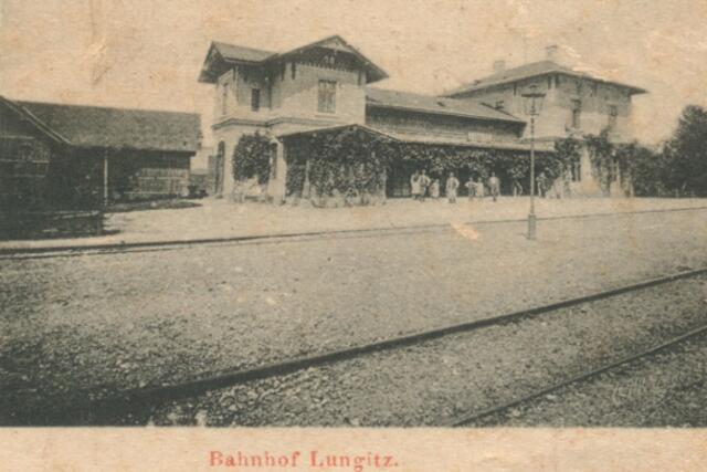 Weit über 100 Jahre alt ist diese Ansichtskarte, die den Bahnhof in seiner vollen k. u. k.-Pracht inmitten von üppigem Grün zeigt. Unvorstellbar heutzutage. Leider! | Foto: Archiv Walzer, Fotorepro Eckhart Herbe