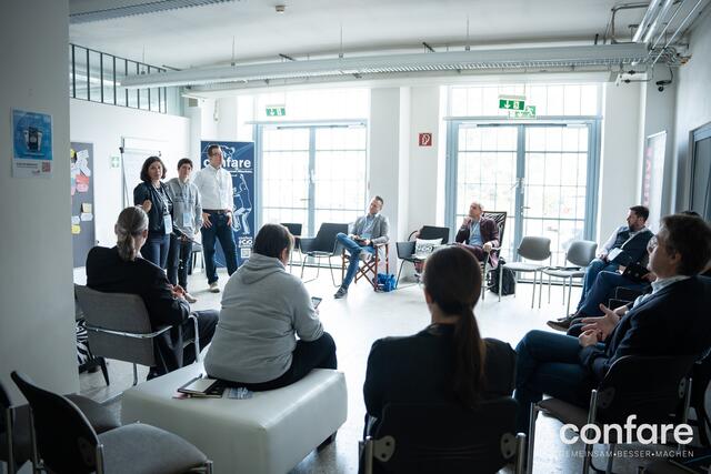 Anna Gawin (CEO DavinciLab), Stefanie Susser (CEO HackerSchool Austria), Daniel Wagner (Obmann digital.austria, Initiator CoderDojo Tulln und Wien) moderierten eine Diskussion von Österreichischen Top CIOs zum Thema Digitale Bildung | Foto: Confare