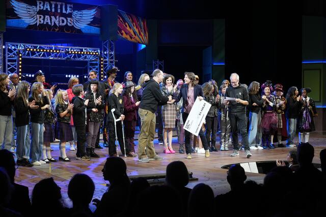 Marion Huber, Vorstandsmitglied der Caritas OÖ, nahm gestern den Spendenscheck dankend entgegen und betonte die Bedeutung dieser Unterstützung. | Foto: Reinhard Winkler