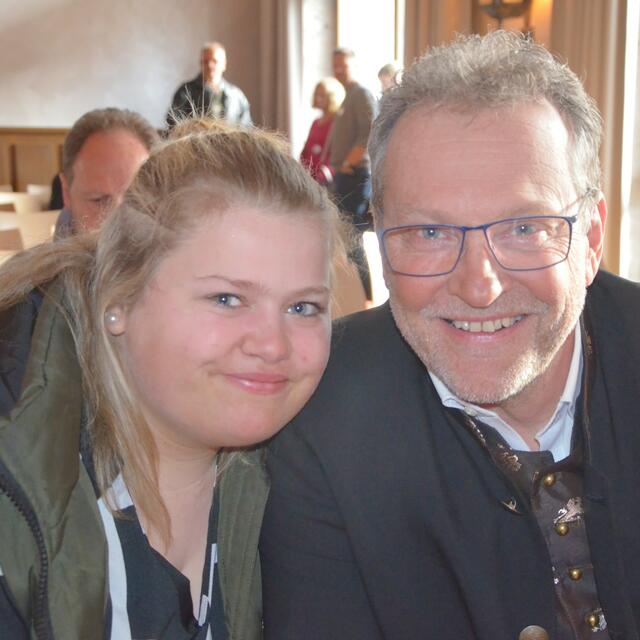 Julia mit Altbürgermeister Sepp Pleikner