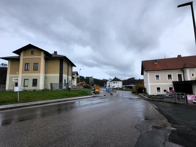 Triste Leere am einstigen fröhlichen Treffpunkt: Früher führte der Weg für viele vom Bahnhof gleich zum Ripperlessen ins nun ebenfalls geschlossene Gasthaus Scheuchenegger gegenüber. | Foto: Eckhart Herbe