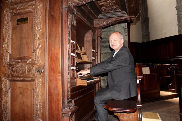 Orgelkurator Johannes Ebenbauer zeigt Interessierten alle Details des Klangjuwels. | Foto: Ulrike Kozeschnik-Schlick
