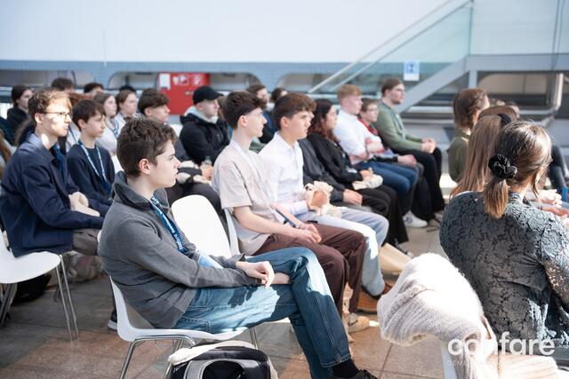 Im Rahmen des Programms LivinIT Young Perspectives konnten vier Schulklassen an der Konferenz teilnehmen. Eine willkommene Abwechslung zum Schulalltag. | Foto: Confare