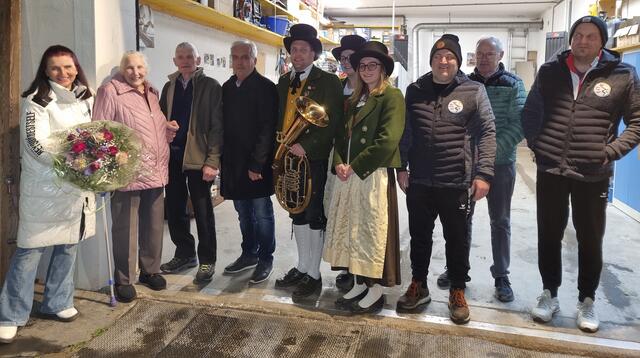 Das Geburtstagskind Anton Schranz (3.v.l.) mit seiner Gattin und den Gratulanten. | Foto: Foto: Edith Heidegger