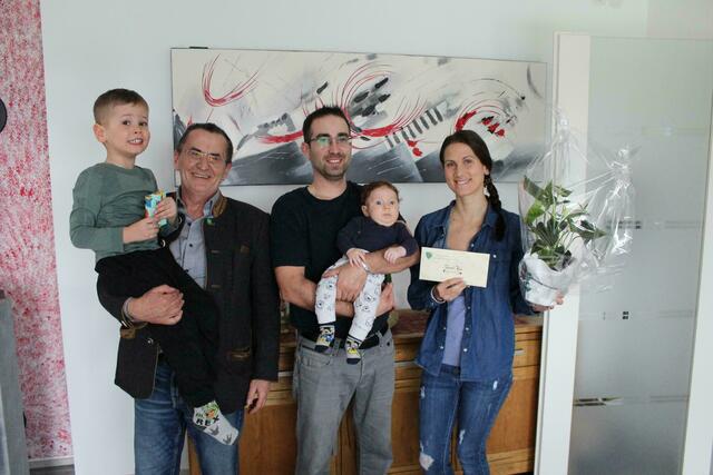Luca Schraml, Bgm. Karl Schraml, Markus Schraml mit Baby Fabio, Marlene Schraml. | Foto: Marktgemeinde Eggern