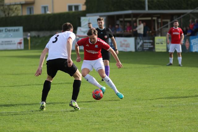 Lukas Wurmlinger (r.) erzielte in Minute 23 das 1:0 für den SK Asten im Derby gegen Union Pichling.