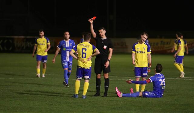 Die spielentscheidende Szene in Köflach. Christoph Graschi fliegt vom Platz, der ASK Köflach gewann 3:0. | Foto: Franz Taucher