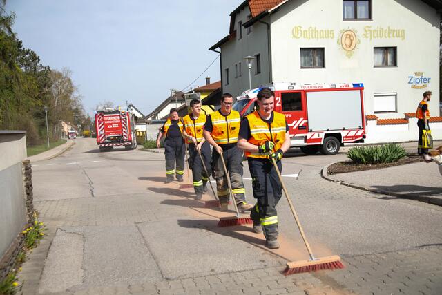 Im Gänsemarsch rückten die Feuerwehrkameraden der Ölspur zu Leibe. | Foto: laumat/Christian Schürrer