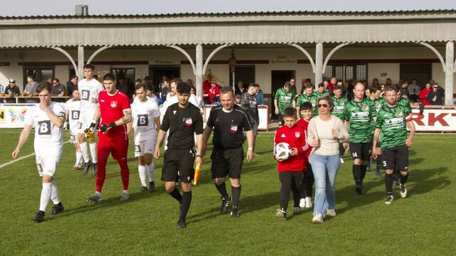 Bettina Balogh führte mit dem Schiriteam die Mannschaften auf das Spielfeld und Sohn Nino machte den Ankick zum Spiel.