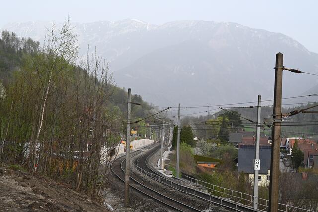 Die Semmeringbahn oberhalb von Payerbach. Betrieb nur eingleisig