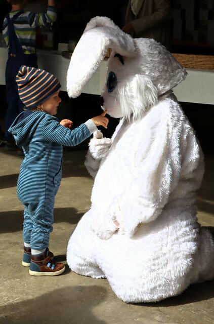 Keine Berührungsangst mit dem Osterhasen