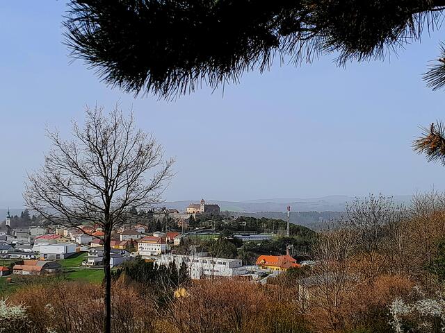 Vom Parkplatz hat man einen schönen Blick auf Bernstein mit der höchst gelegenen Burg vom Burgenland