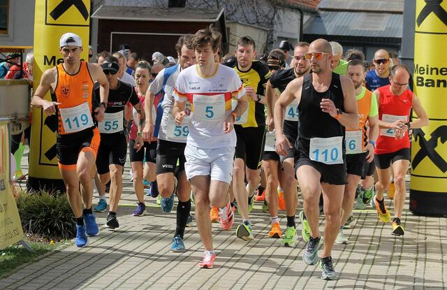 Mit seiner besonders landschaftlich reizvollen Streckenführung gilt der Traditionslauf des LC Horitschon als Laufevent mit großem Anziehfaktor. Am Samstag, 6. April 2024, startet der Horitschoner Straßenlauf zum 19. Mal.  | Foto: Oliver Frank