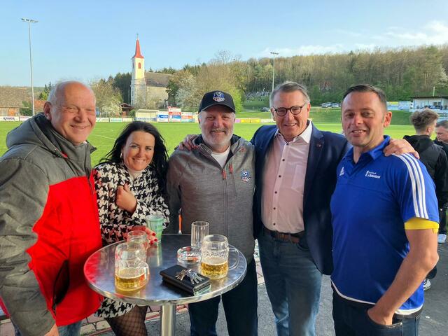 Fußballtreff: LA Wolfgang Sodl, Doris Kollar-Lackner, BFV-Vizepräs. Konrad Renner, SV Großpetersdorf-Präs. Alfred Kollar und ASK Rotenturm-Obmann Roman Takacs | Foto: Roman Takacs