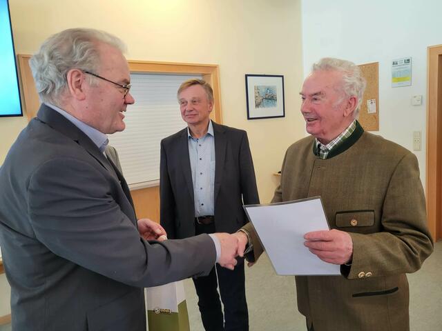 Beehrt für 30 Jahre Mitgliedschaft beim Seniorenbund wurde Karl Rinnerberger (rechts) von Obmann Franz Burghuber (links) und Bürgermeister Karl Schneckenleitner (Mitte)