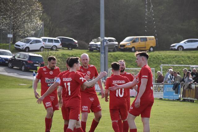 Großpetersdorfs Kicker jubeln nach dem vorentscheidenden 0:2. | Foto: Michael Strini