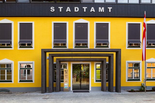 Ein „Masernimpfbus“ des Landes Niederösterreich hält am 22. April vor dem Zwettler Stadtamt. | Foto: fotozwettl.at/C. Schindler