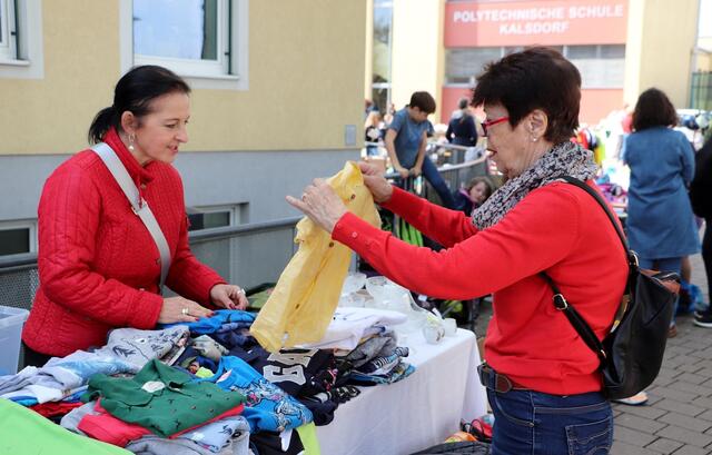 Beim Flohmarkt in Kalsdorf wird der Schulhof zur Second-Hand-Meile für Baby- und Kindersachen. | Foto: Edith Ertl