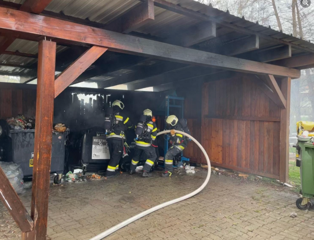 Unter schwerem Atemschutz führten die Feuerwehren Eggersdorf bei Graz, Haselbach und Hart-Albersdorf die Brandbekämpfung durch und löschten die letzten Glutnester.  | Foto: FF Eggersdorf/Graz