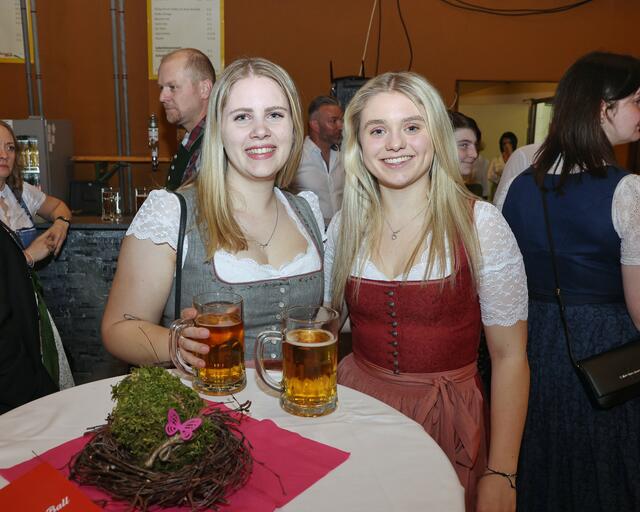 Anna und Stefi aus Frankenburg | Foto: Helmut Klein