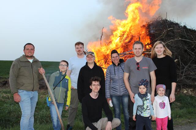 Das Osterfeuer lockte auch heuer wieder viele Gäste jeden Alters an. | Foto: Anika Paul
