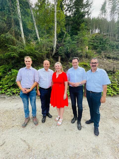 Andrea Pfurtscheller-Fuchs (Mitte) mit Waldaufseher Lorenz Kaftan, LHStv. Josef Geisler, Landwirtschaftsminister Norbert Totschnig und Bgm. Andreas Gleirscher | Foto: privat