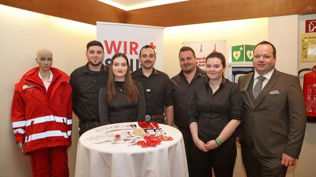Tobias Mayr,Julia Aigner,Benedikt Meyer,Christoph Wimmer,Melanie Aigner,und Ortsgruppen Chef Manuel Roither | Foto: Helmut Klein