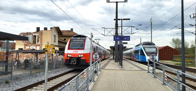 Update am Ostermontag: Moderne Züge, moderner Bahnsteig, sterbender alter Bahnhof. | Foto: Eckhart Herbe