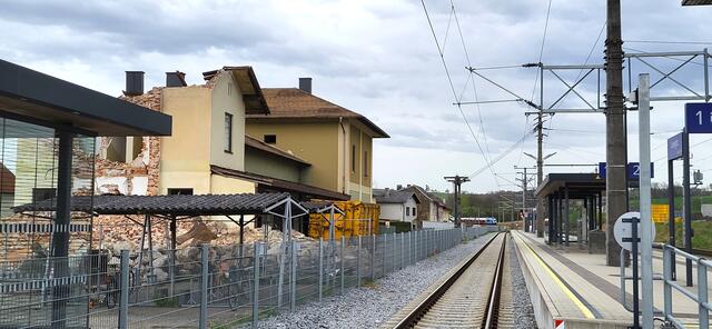 Während die S-Bahn den Gaisbacher Berg erklimmt, breitet sich wieder Friedhofsstimmung über den Ruinen aus. | Foto: Eckhart Herbe