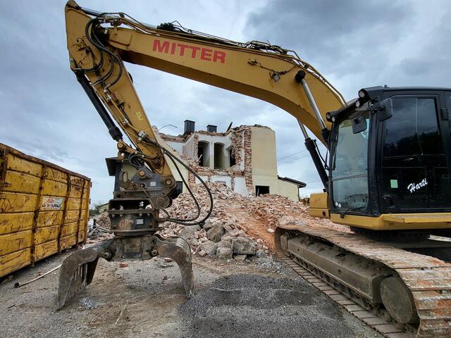 Irgendwie erinnert hier der Bagger an ein lauerndes  Raubtier... | Foto: Eckhart Herbe