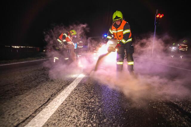 Vor Ort konnte eine große Ölpfütze, eine Ölspur und ein beschädigtes Verkehrszeichen einer Verkehrsinsel wahrgenommen werden.  | Foto: laumat/Christian Schürrer