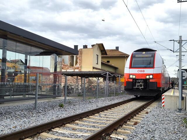 Fast mystisch hat das Kameraobjektiv ein "Geisterinsekt" über den Ruinen das Bahnhofs aufs Bild gebannt. | Foto: Eckhart Herbe