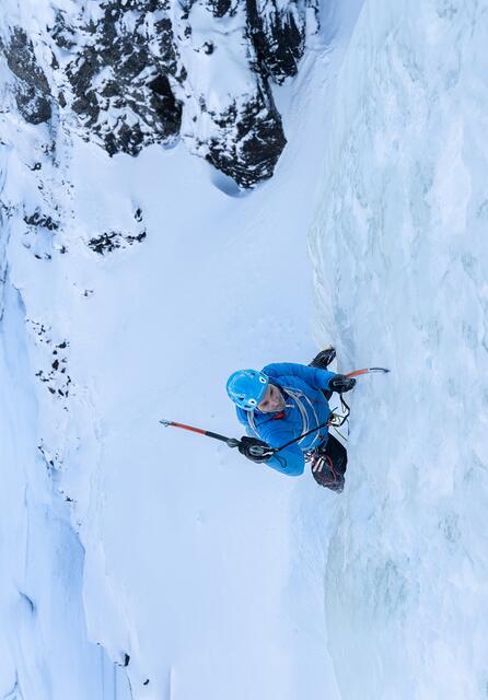 Martin Riegler in seinem Element: Senkrechtes Eis, kalte Temperaturen und eine Linienführung im unteren sechsten Schwierigkeitsgrad. | Foto: Bigwall Productions