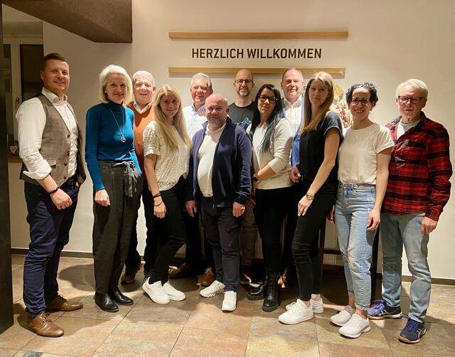 Am Foto von li:  Gerhard Braun, Ulrike Schossleitner, Josef Keplinger, Olivia Flatzlsteiner, Christian Zimmerl, Michael Pilz, Peter Hofer, Margit Obrecht-Laresser, BGM Josef Rathgeb, Petra Pichler, Elisabeth Gillhofer und Friedrich Wimmer
 | Foto: Ortsentwicklungsverein Waxenberg Aktiv
