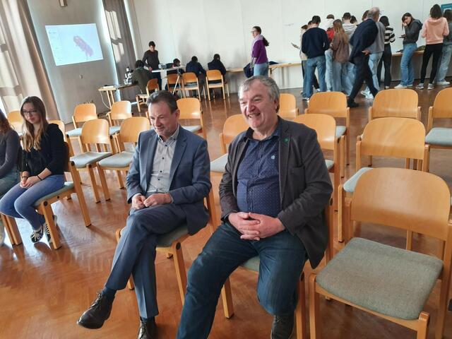 Alfred Grünstäudl, Schulqualitätsmanager (SQM); Ernst Wurz und Schülerinnen und Schüler | Foto: hakzwettl