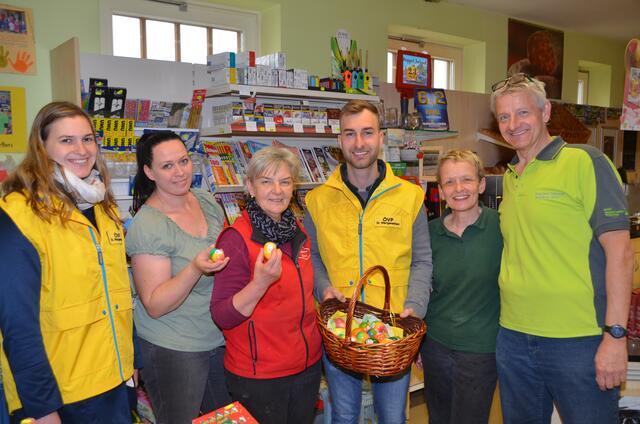 Andrea Lechner, Franz Karl Lechner und Manfred Gundacker wünschten den Mitarbeiterinnen des St. Margarethner Frische-Ecks Lisa Wessely, Monika Fraunbaum und Gabriele Gundacker mit bunten Ostereiern ein frohes und gesegnetes Osterfest. | Foto: ZVG ÖVP St. Margarethen
