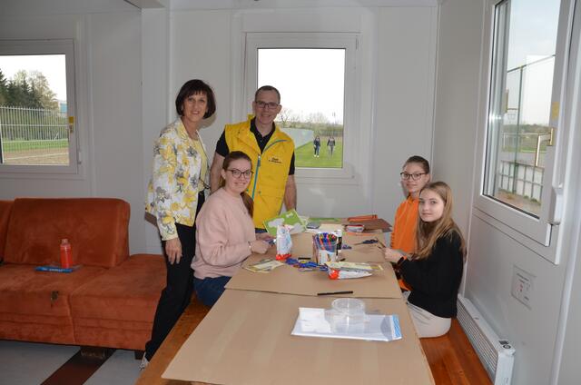 Bürgermeisterin Brigitte Thallauer und GPO Vizebürgermeister Reinhard Rausch bedankten sich bei Julia, Alexandra und Tamara Frech, die mit den Kindern bunte Ostermotive bastelten. | Foto: ZVG Manfred Gundacker