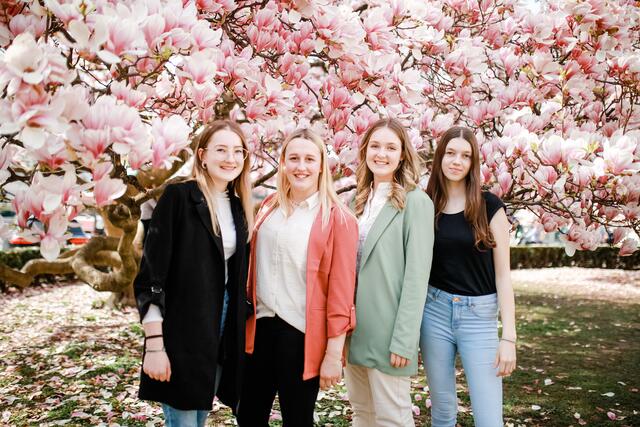 Die Vier Gewinnerinnen vlnr.: Lena Ernst (Gärtnerei Schwaighofer, 3. Platz), Sophia Altmann (Das Blumenmädchen, Kathrin Übertsberger, 2. Platz), Julia Gschwandtner (Blumen Lindner GmbH, 1. Platz) und Anna-Lena Scharler (Gärtnerei Schwaighofer, 1. Platz). | Foto: lisart
