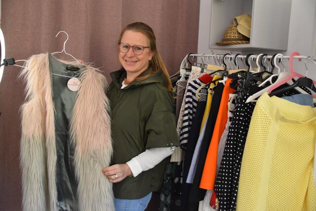 "Die Jacke habe ich schon selbst getragen, um mich warm zu halten": Judith Schmuck hat kürzlich einen Secondhand-Laden in Hetzendorf eröffnet. | Foto: Pufler