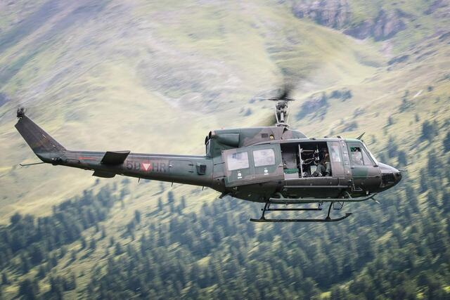 Das Bundesheer unterstützt mit sechs Hubschraubern: hier zu sehen ein "Agusta Bell 212". | Foto: Bundesheer