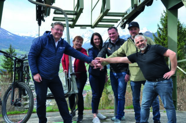 Bürgermeister Bernhard Rieser (Gemeinde Windischgarsten), Zäzilia Tannwalder (Betriebsleitung Nationalpark Panoramaturm), Corinna Polz (Geschäftsführerin Pyhrn-Priel Tourismus), Rainer Rohregger (Vorstand Hinterstoder-Wurzeralm Bergbahnen), Peter Fernbach (Geschäftsführer Bikepark Wurbauerkogel, Alpreif GmbH) und Hasan Görgün, Geschäftsführer Pizzeria &amp; Restaurant König 2 (v.li.) | Foto: TVB Pyhrn Priel