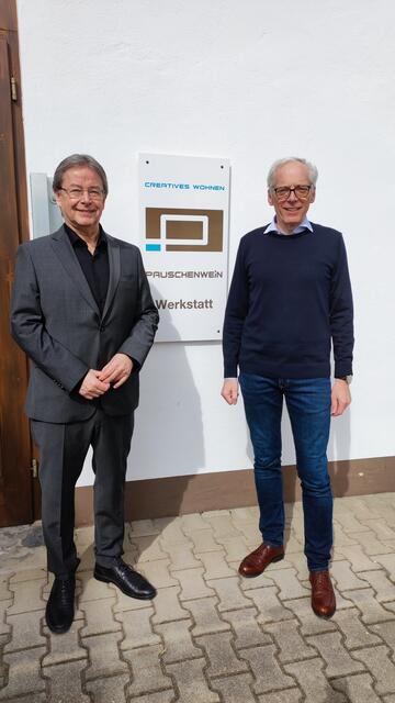 Bezirkshauptmann Werner Zechmeister mit Chef Peter Pauschenwein vor der Werkshalle. | Foto: BH Mattersburg