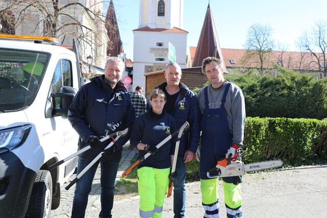 Arbeitseinsatz am Südtirolerplatz, v.li.n.re.: Bürgermeister Peter Molnar, Kerstin Hintenberger, Amtsleiter Eduard Pauer und Reinhard Lechner (alle drei Stadtgartenamt Krems) | Foto: Stadt Krems