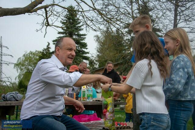 Vizebürgermeister Christian Lautner mit Kindern im Heimbautal nach erfolgreicher Nesterlsuche | Foto: VP-Wolfsgraben