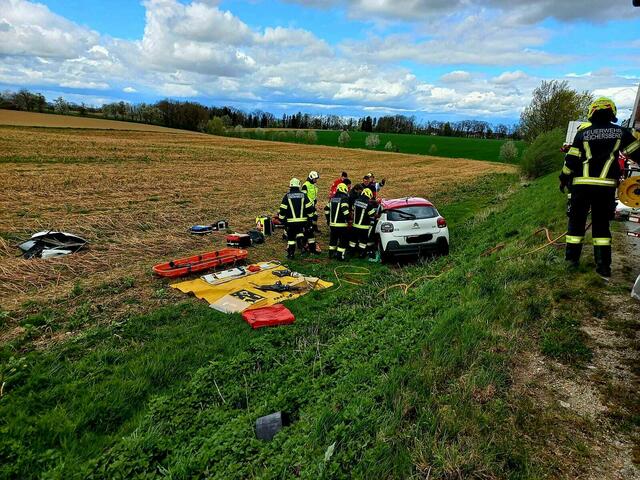 Die Feuerwehren mussten eine Lenkerin aus ihrem Fahrzeug befreien. | Foto: FF Reichersberg