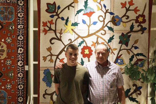 Thomas und Rudolf Friedrich halten die Teppichsticker-Tradition des Waldviertels aufrecht. | Foto: Christopher Führer