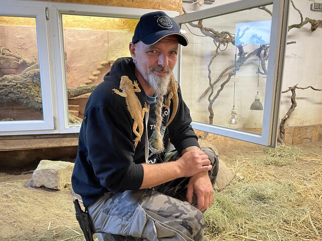 Markus Putzgruber betreut in seiner Respekturtle Station über 650 Schildkröten sowie Graupapageien, Geckos, Bartagamen und sogar Vogelspinnen. | Foto: Victoria Edlinger