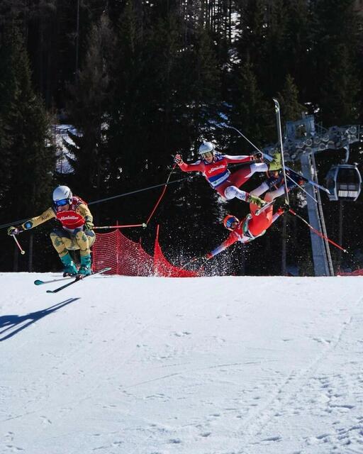 Christoph Danksagmüller (rot-blau-weißes Trikot) crashte beim Saisonabschluss böse, blieb aber weitestgehend unverletzt. | Foto: Crosspark Reiteralm